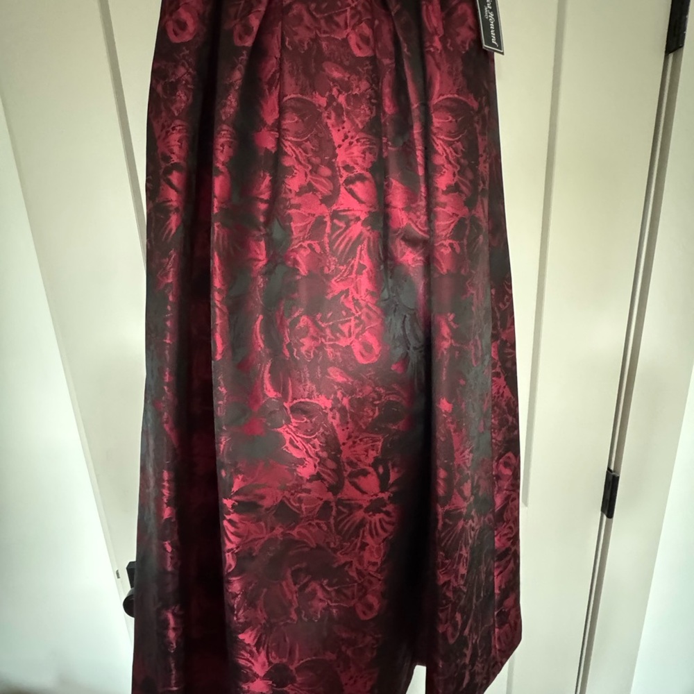 Jessica Howard NWT Burgundy/Red and Black Floral A-Line Skirt